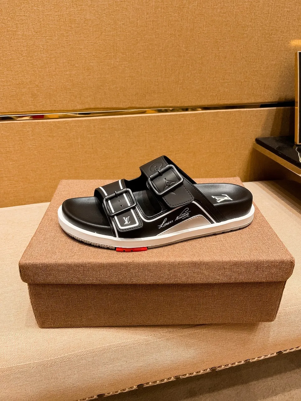 Men's shoes 💰 380 💰 New model on the market 🔥 [LV 🔥 Slippers] High-end 1:1 mold customization of first-layer cowhide, original upgraded version of the outsole, lighter and non-slip. The market's top quality, fashionable and trendy, versatile and popular, simple yet tasteful, a must-have for fashionistas, exuding a fashionable and casual atmosphere, fashion is at your feet, full of confidence, the same style at the counter 👍The season of spring and summer slippers is here, they are super beautiful to wear, 38-44, multiple colors available🔥
